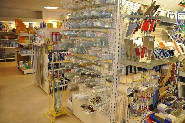 Regale mit zahlreichen Werkzeugen, Zangen und Haushaltsartikeln