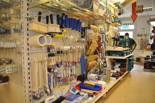 Regale mit zahlreichen Werkzeugen, Zangen und Haushaltsartikeln
