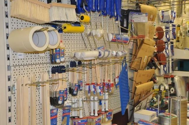 Regale mit zahlreichen Werkzeugen, Zangen und Haushaltsartikeln