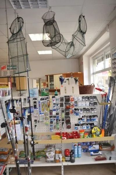 Regale mit zahlreichen Werkzeugen, Zangen und Haushaltsartikeln