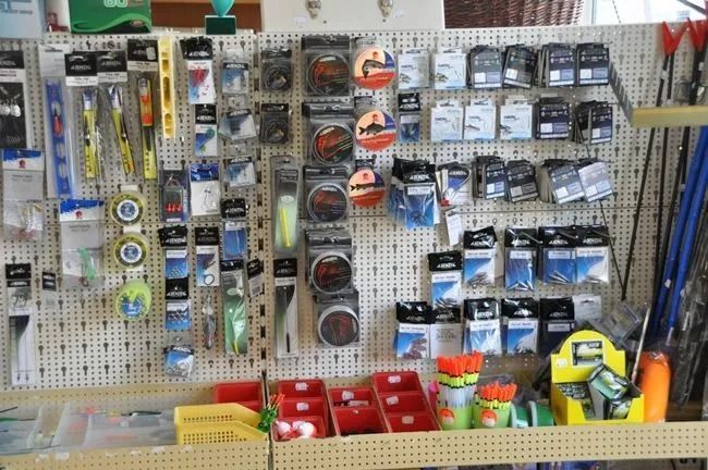 Regale mit zahlreichen Werkzeugen, Zangen und Haushaltsartikeln