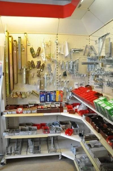 Regale mit zahlreichen Werkzeugen, Zangen und Haushaltsartikeln