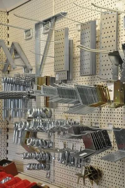 Metallhaken und Halterungen an einer Lochwand