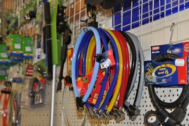 Regal mit bunten Fahrradschläuchen und Zubehör