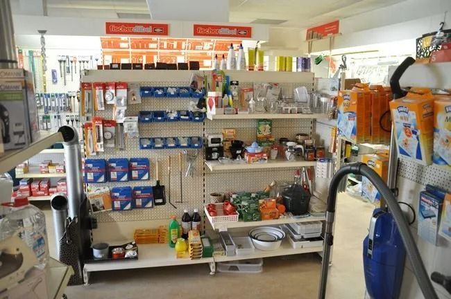 Regale mit zahlreichen Werkzeugen, Zangen und Haushaltsartikeln