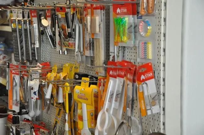 Werkzeugwand mit Schraubendrehern, Zangen und verschiedenen Handwerkzeugen