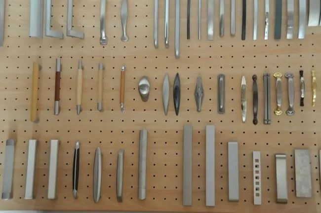 Sortiment von Metallwerkzeugen und -klingen