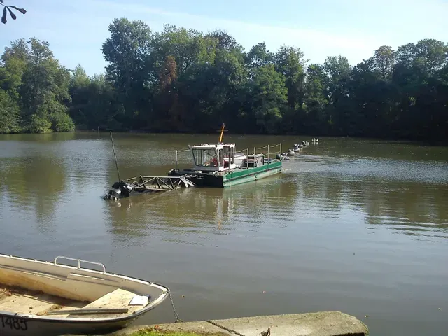 Bateau qui fait l'entretien d'un cours d'eau