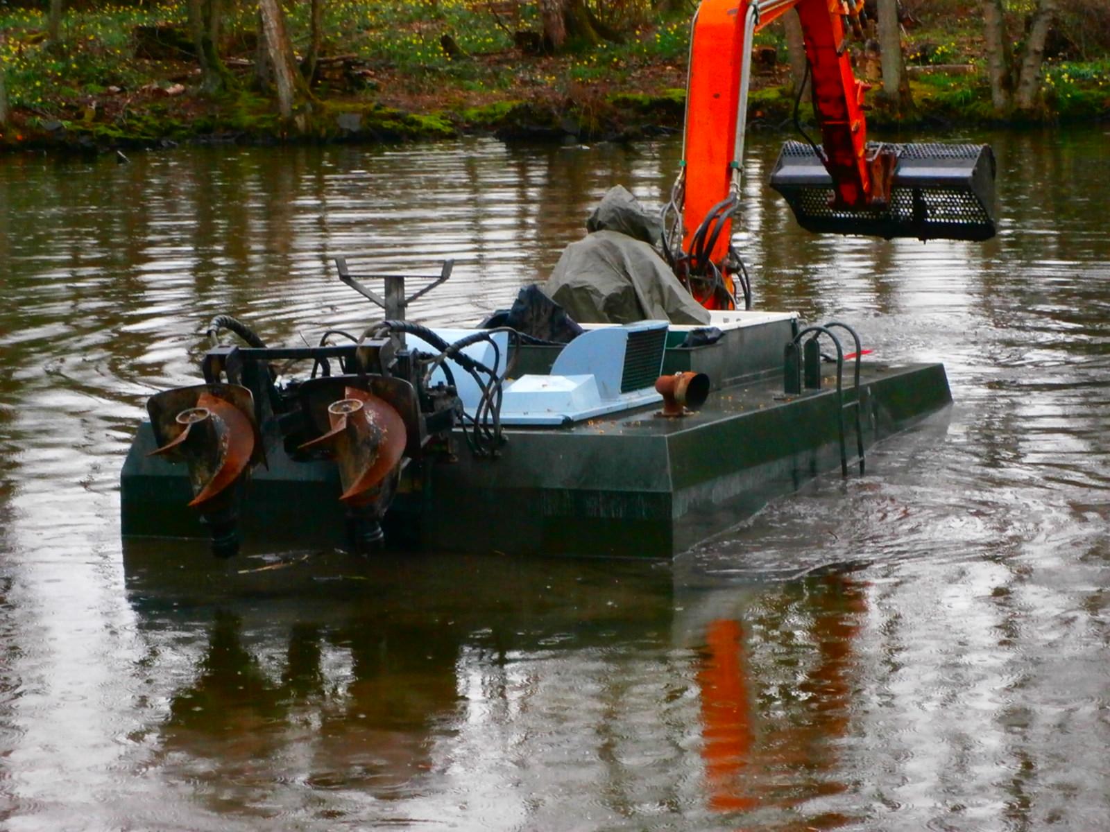 Dragage d'une rivière avec un bateau