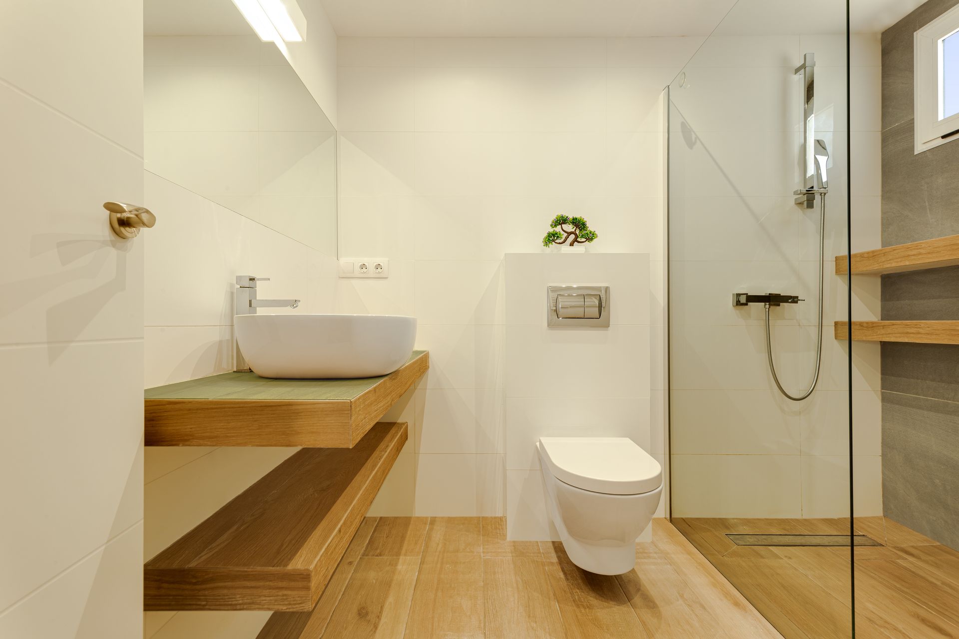 Salle de bains blanche avec douche à l'italienne