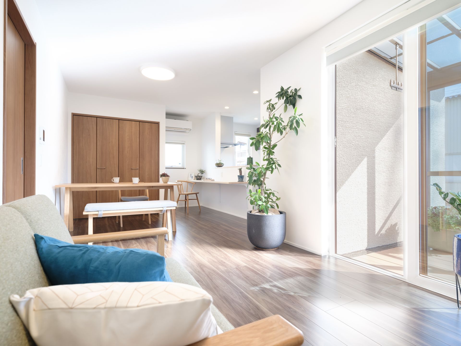 Salon avec une porte-fenêtre laissant entrer plein de lumière