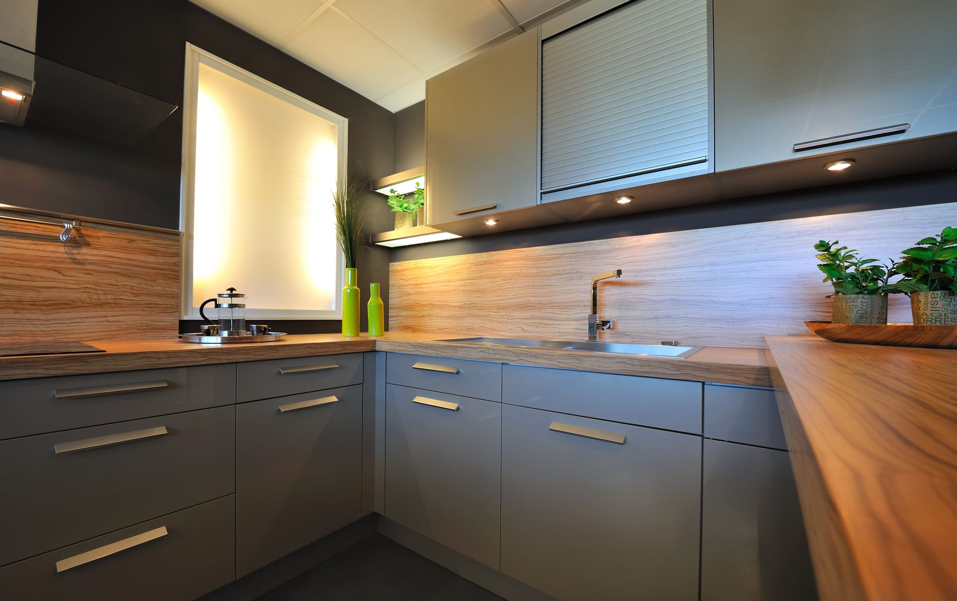 Cuisine avec des meubles gris