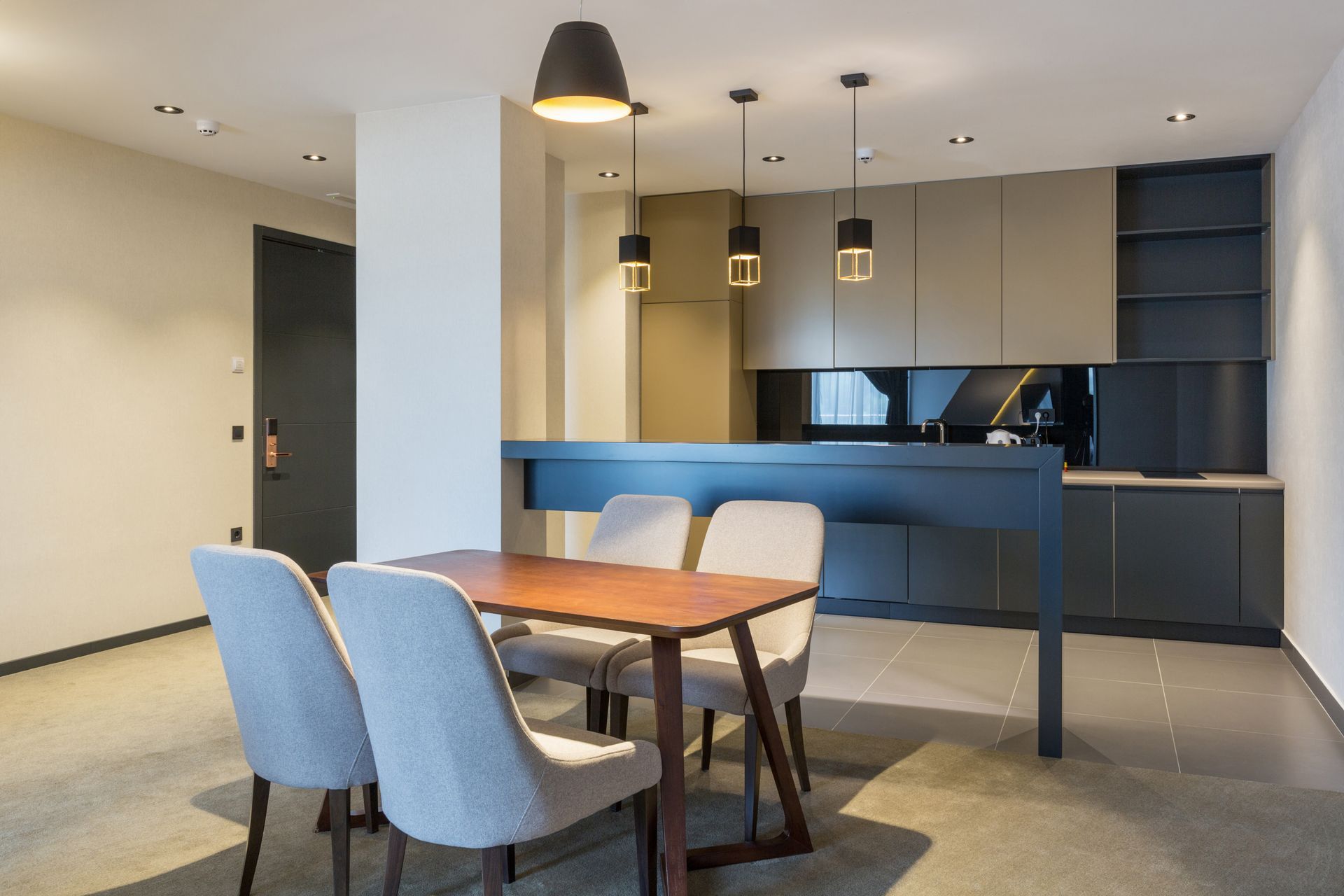 Cuisine moderne ouverte vue depuis l'espace salle à manger