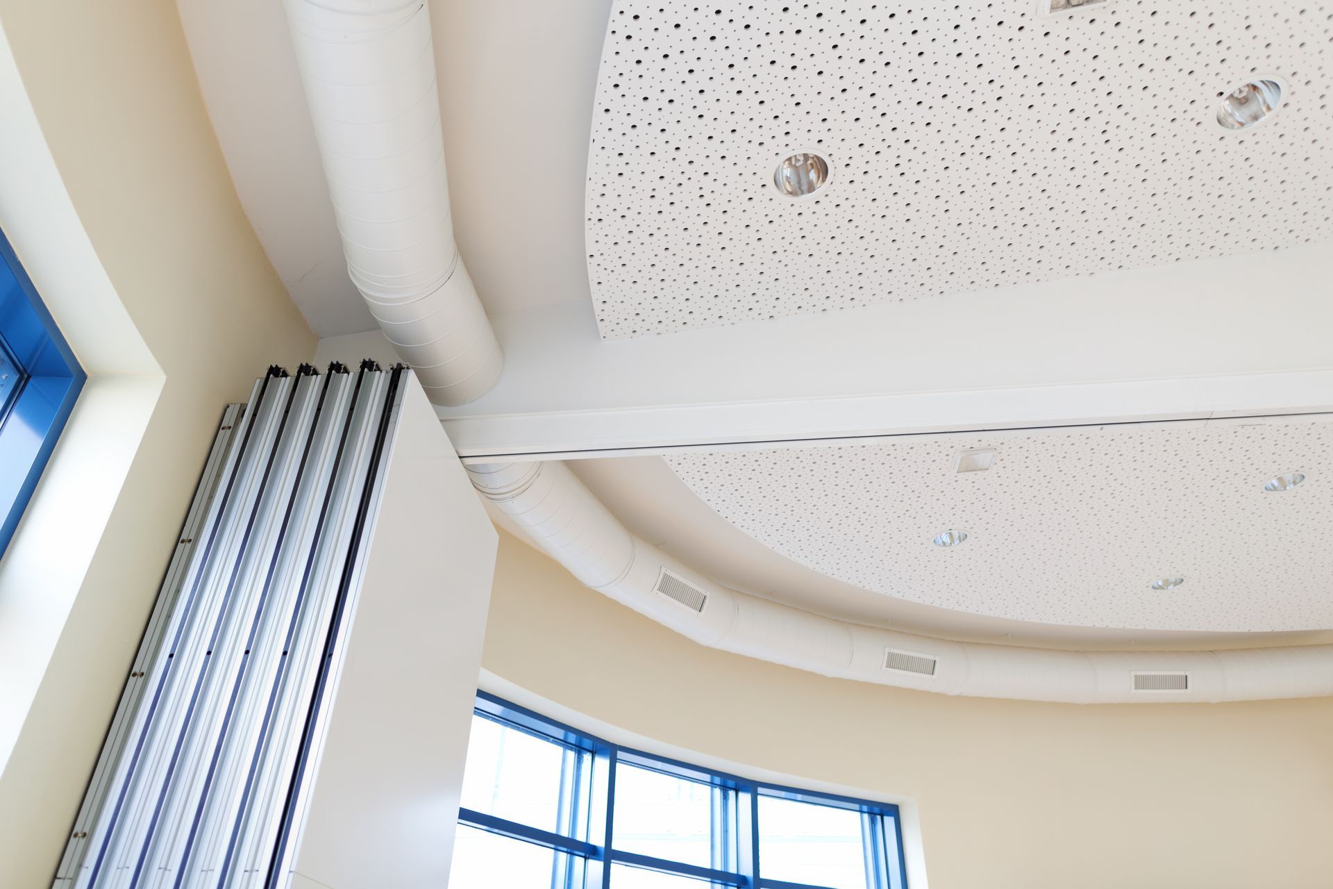 Plafond d'une entreprise avec isolation acoustique