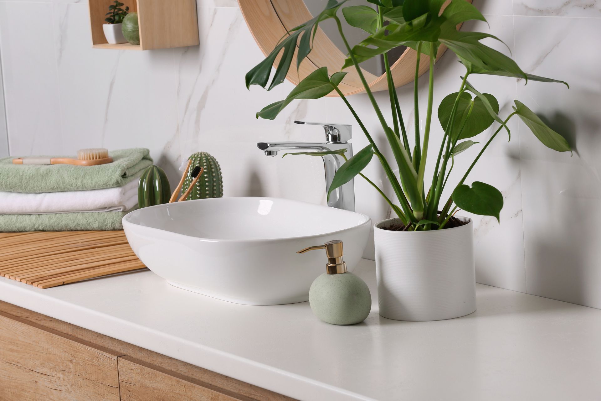 Lavabo d'une salle de bains avec une plante verte
