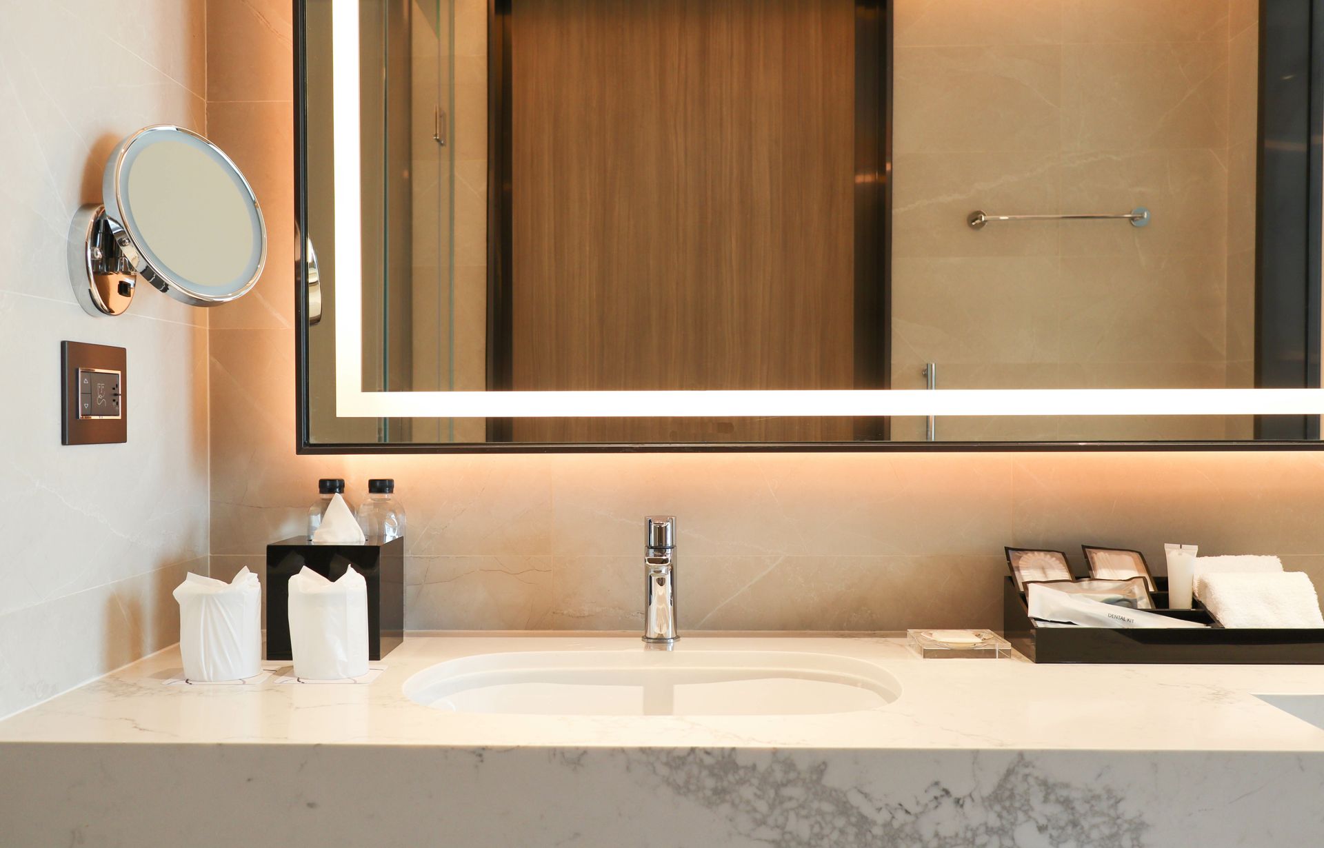 Miroir et lavabo d'une salle de bains