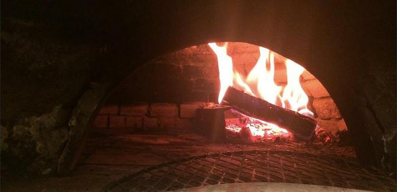 Venez découvrir notre gamme de pizzas cuites au feu de bois