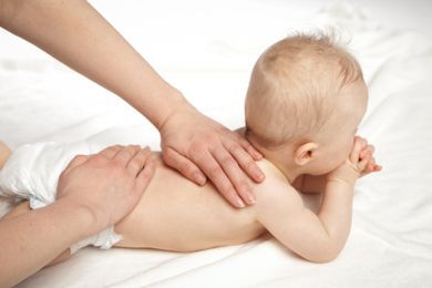 Rückenkontrolle bei einem Baby