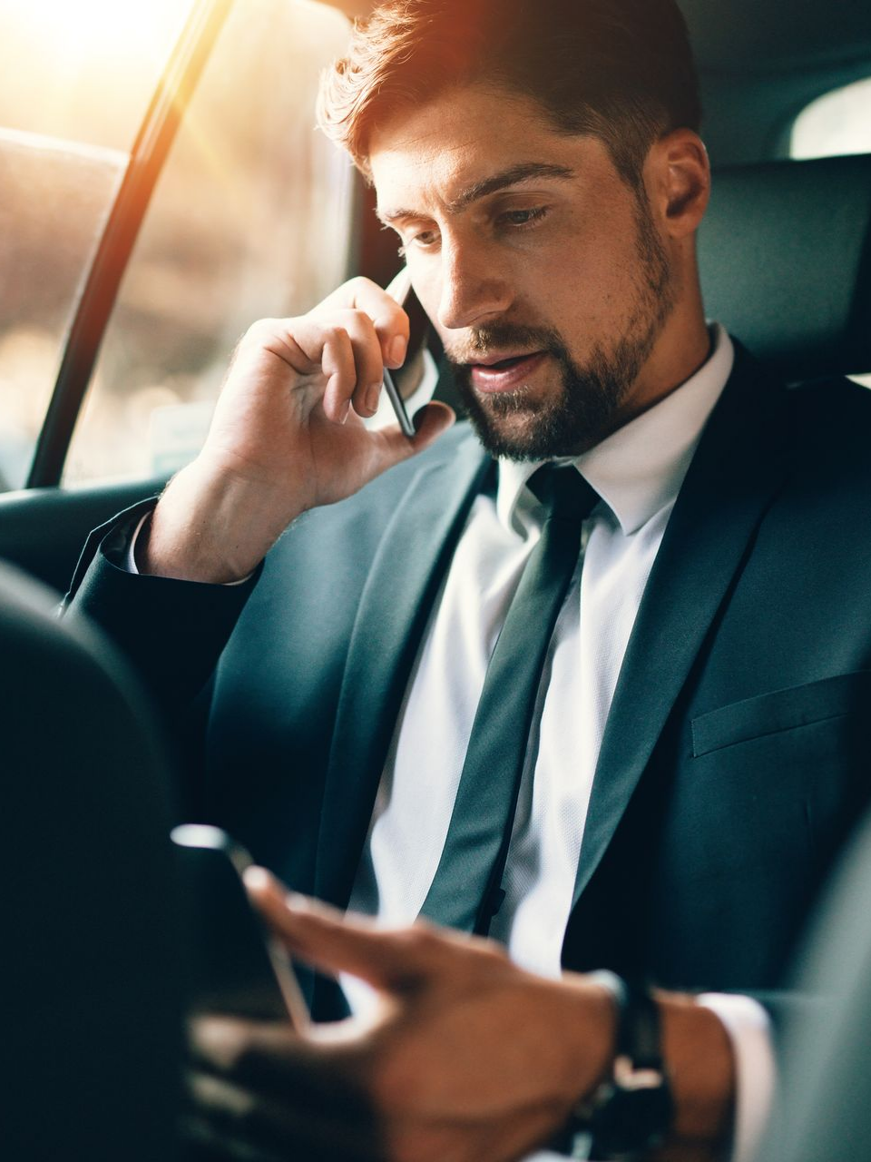 Un homme dans une voiture parle au téléphone.