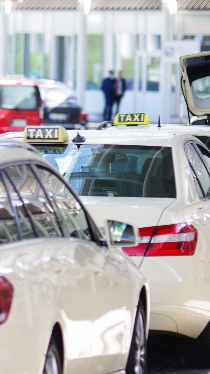 Des taxis stationnés en file indienne à une station de taxis.