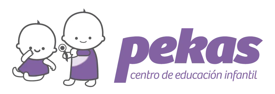 Logotipo de Pekas Centro de Educación Infantil: Dos bebés de dibujos animados con vestidos morados junto a un texto.
