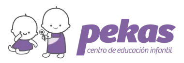 Logotipo de Pekas Centro de Educaci&oacute;n Infantil: Dos beb&eacute;s de dibujos animados con vestidos morados junto a un texto.