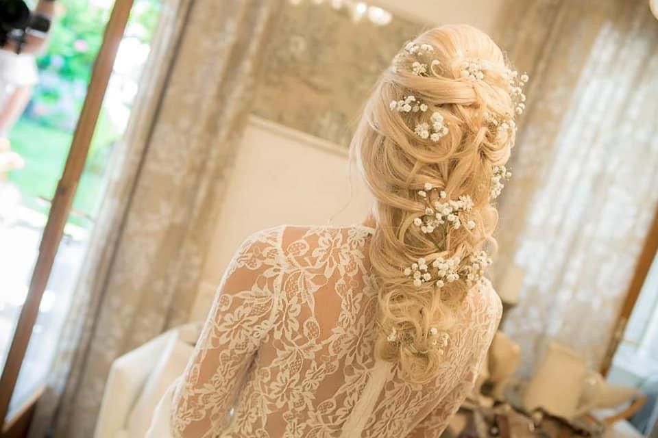 Coupe de mariage avec des fleurs