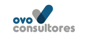 Logotipo de OVO Consultores, que presenta una marca de verificación y texto.