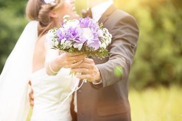 Sposi con bouquet di fiori