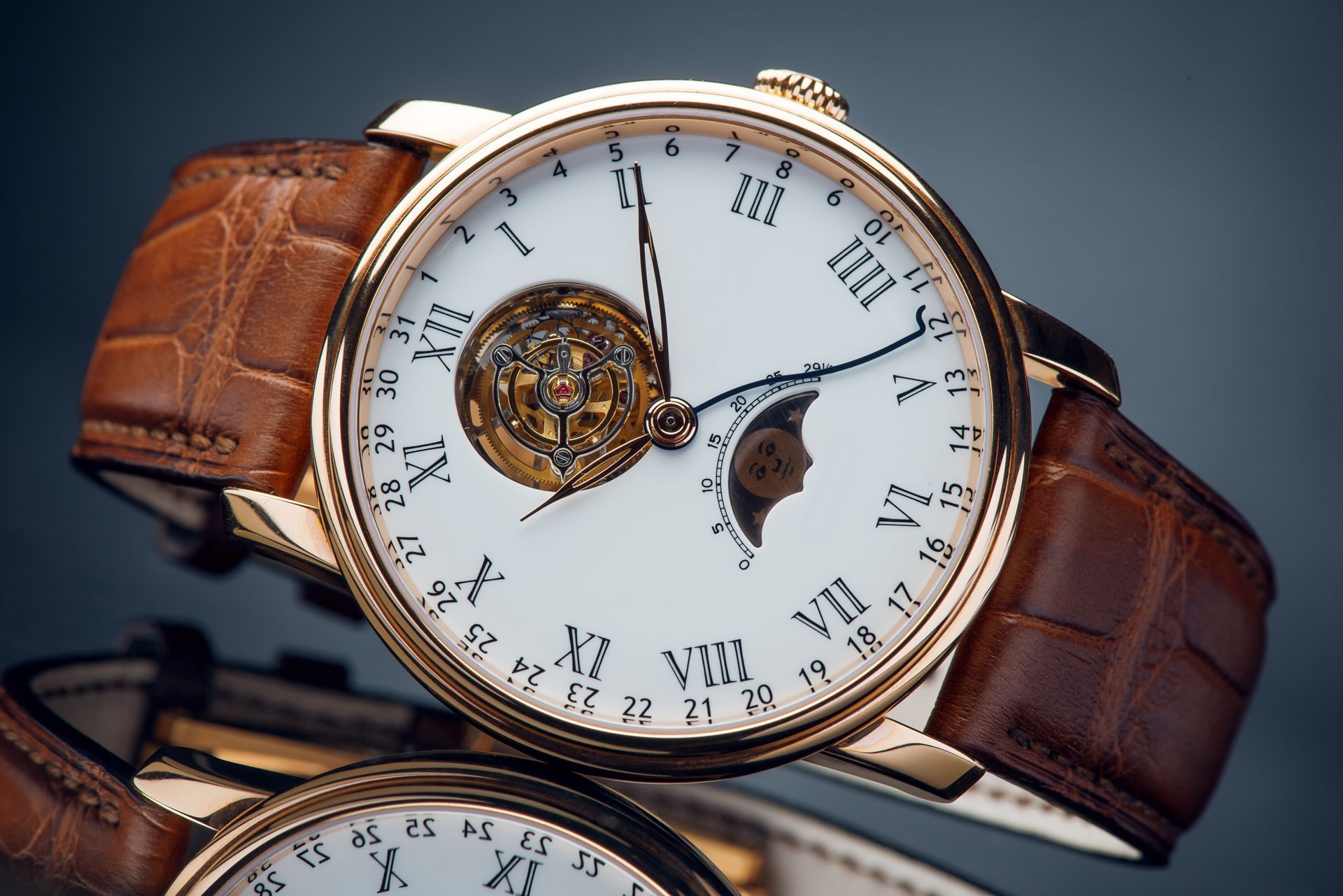 Montre-bracelet de luxe à cadran blanc et bracelet en cuir marron sur fond sombre.