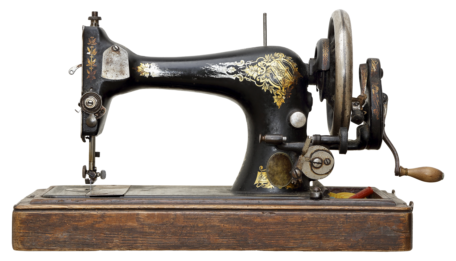 Machine à coudre noire ancienne avec des décalcomanies dorées sur un socle en bois, vue de côté.