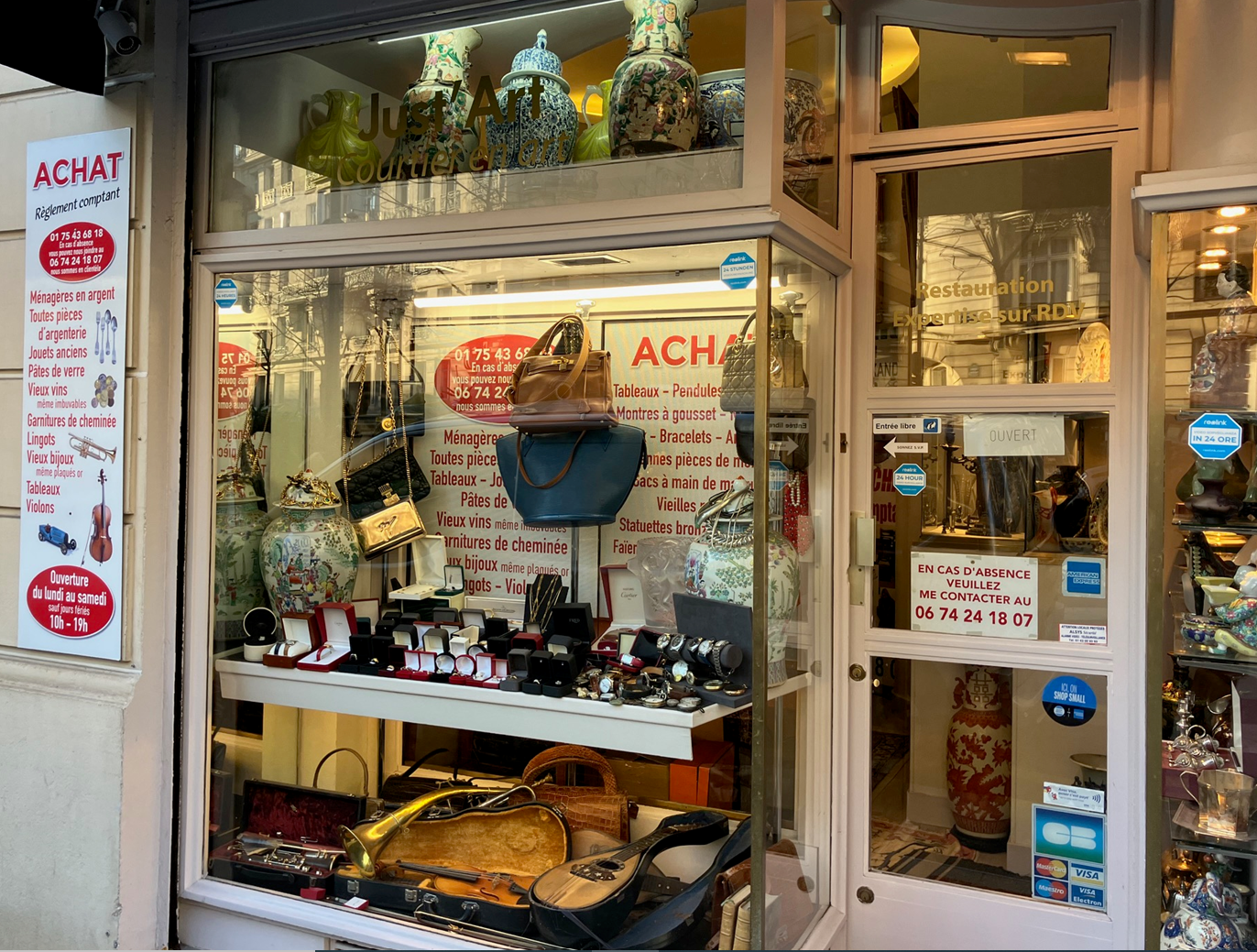 Façade de magasin avec une vitrine présentant des chaussures et des accessoires, et une porte de magasin ouverte à côté.