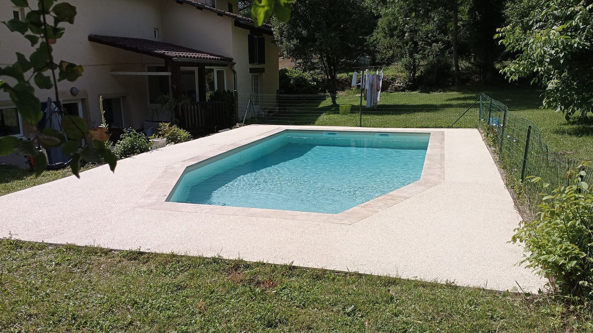 Piscine creusée et revêtement coquillage
