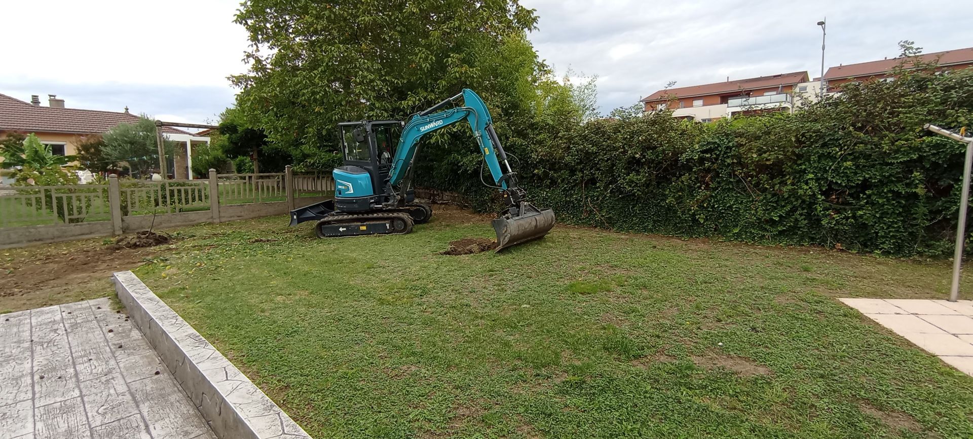 Mini pelle dans un jardin de Vienne