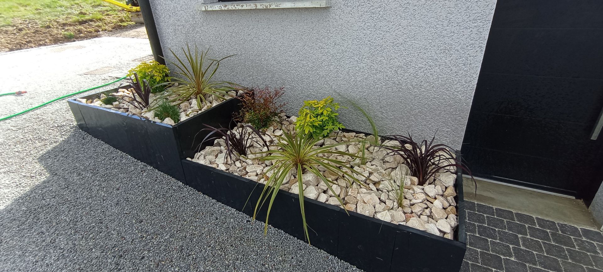 Création de bacs de plantations à l'entrée d'une maison de Vienne
