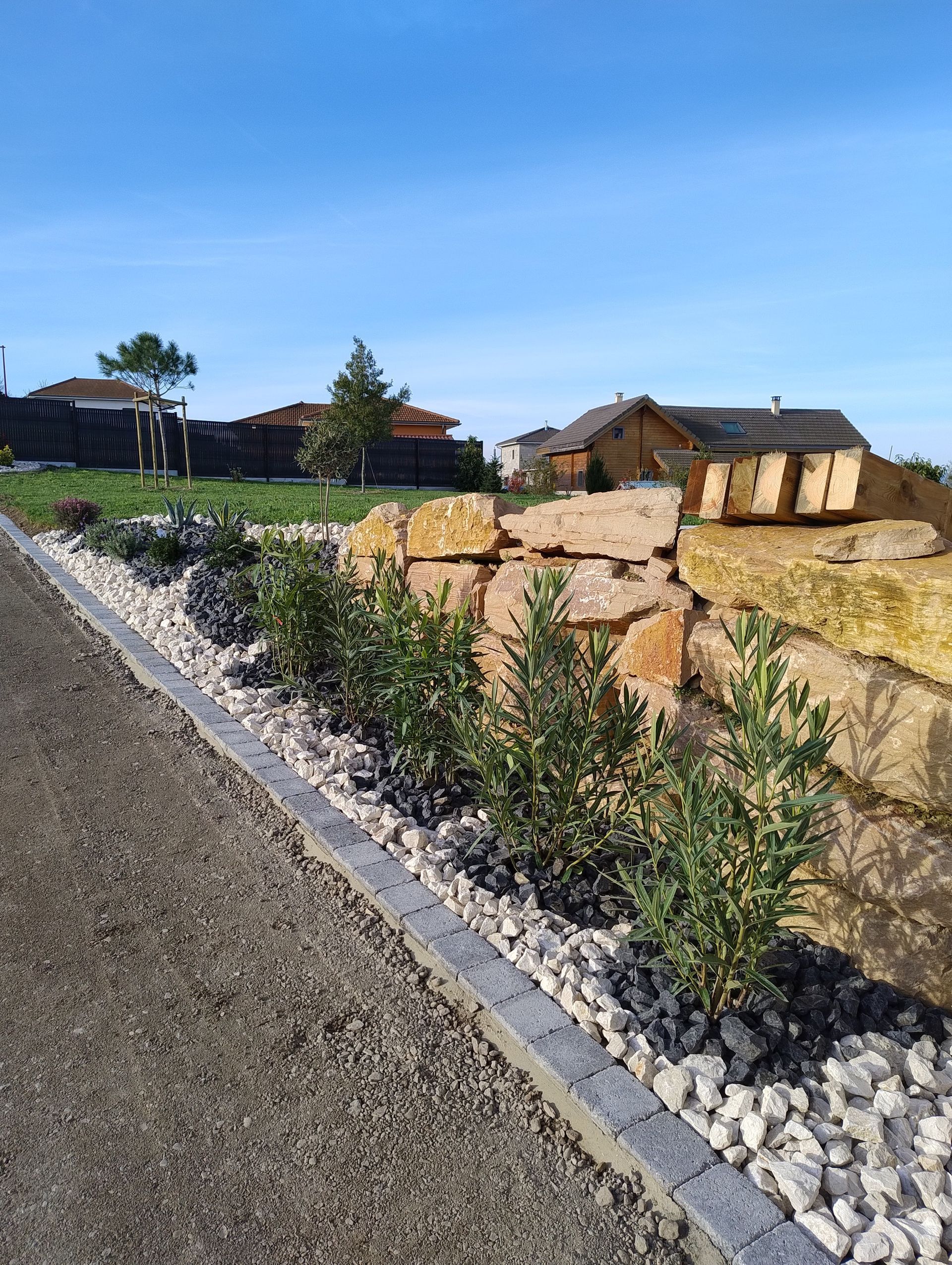 Enrochement et plantation d'oliviers