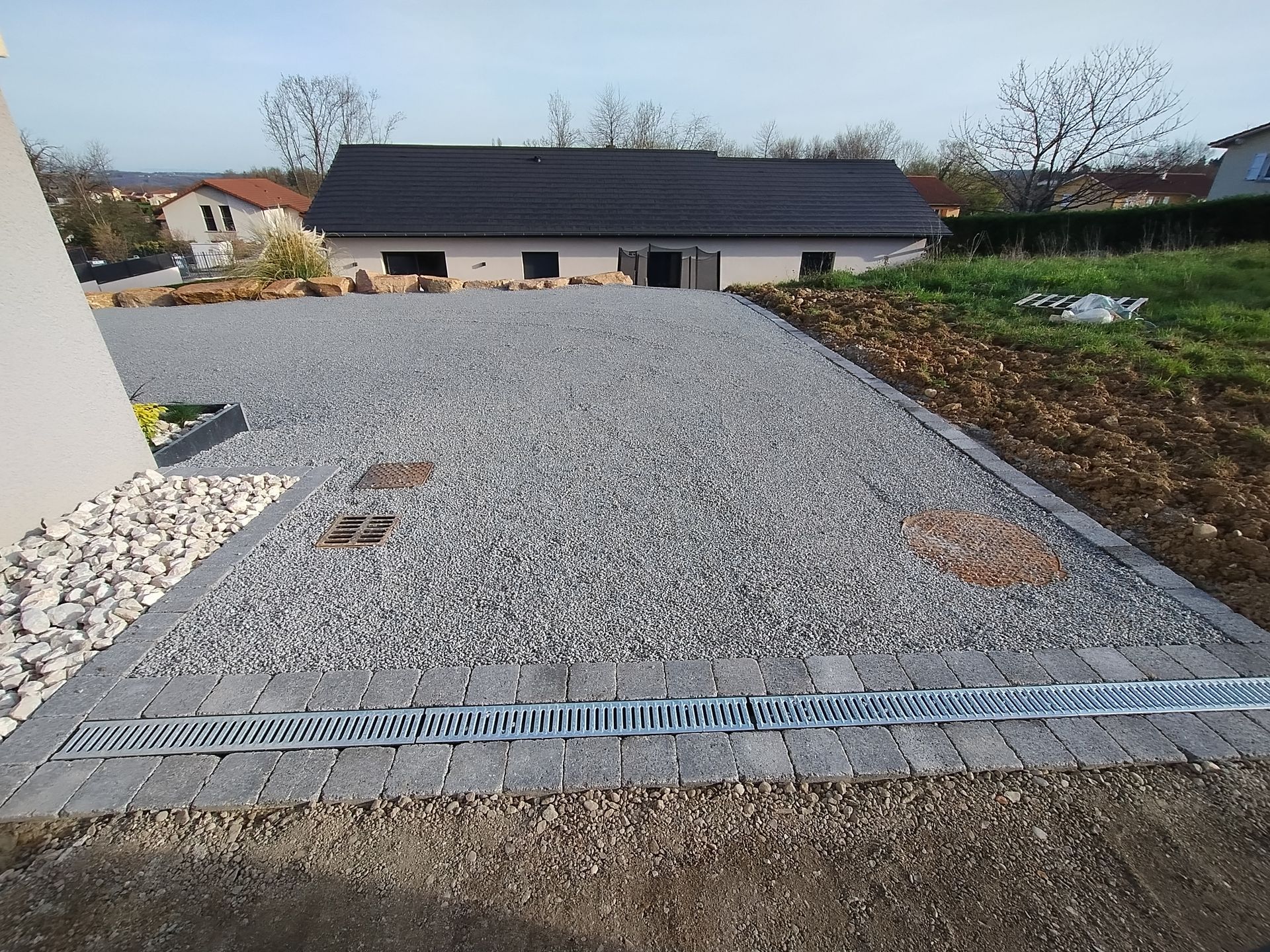 Épandage de graviers et pose de grille d'évacuation à Vienne