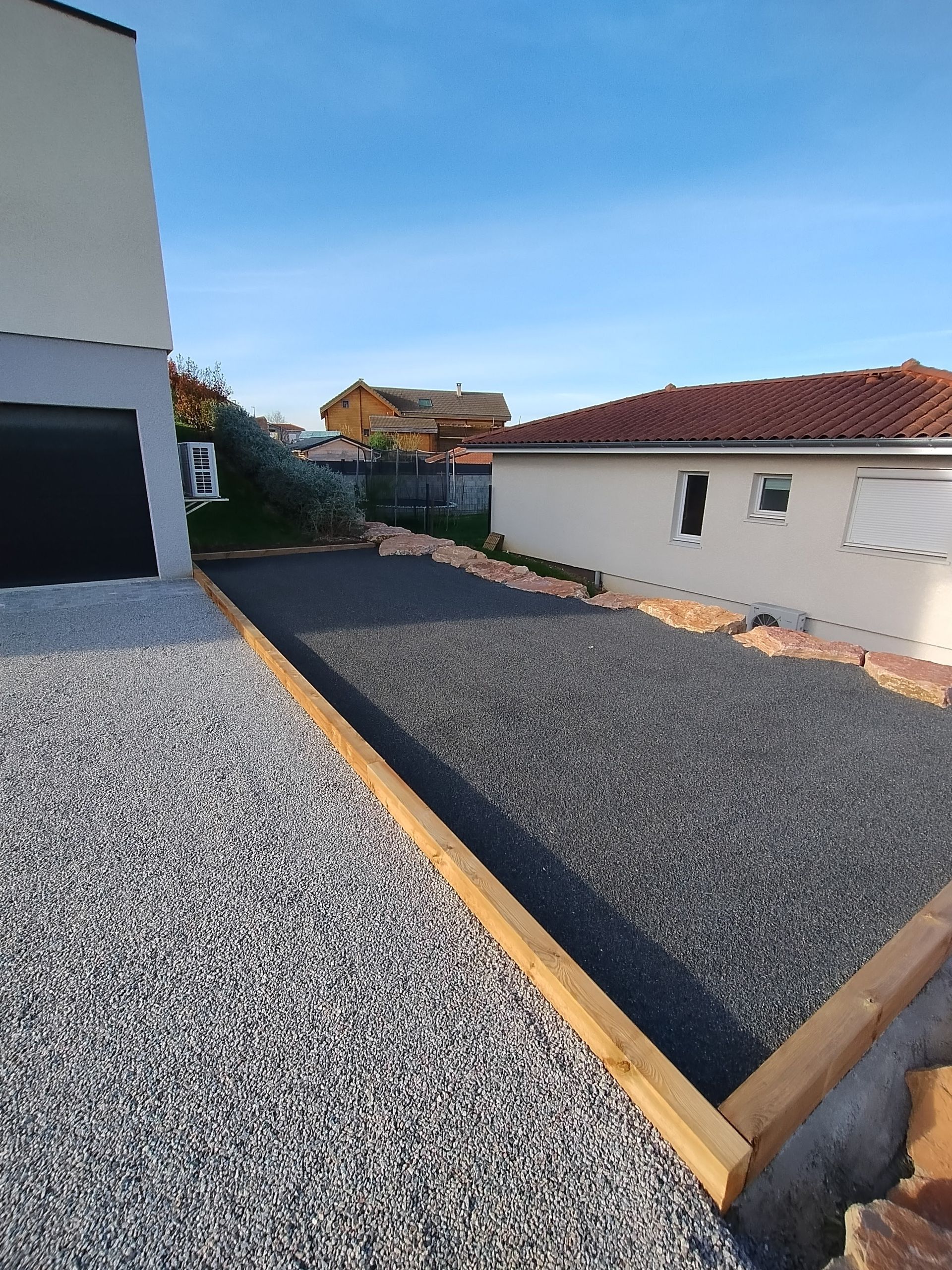 Épandage de graviers de deux couleurs