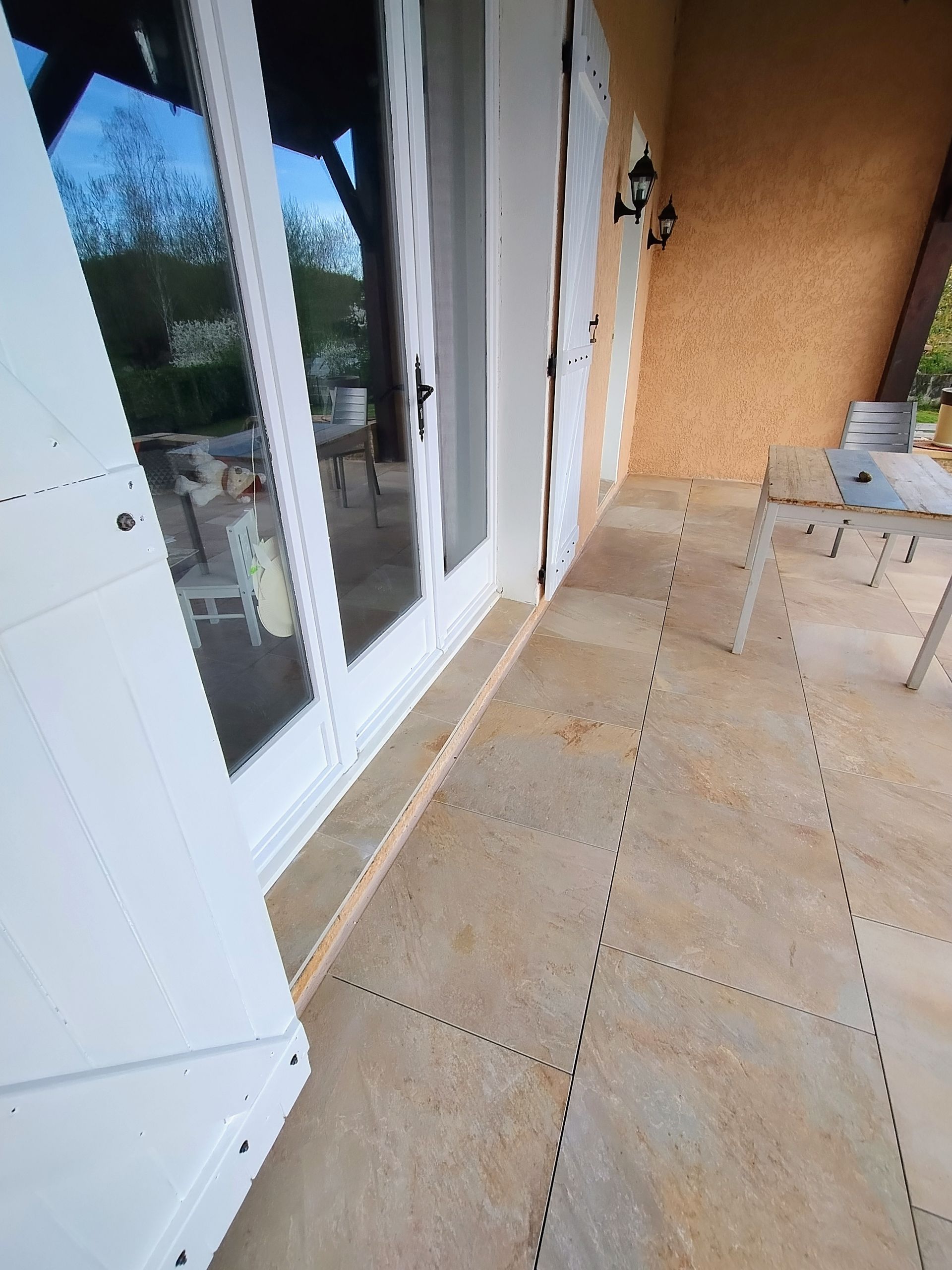 Pose de carrelage pour une terrasse par ETS ROBELLETS