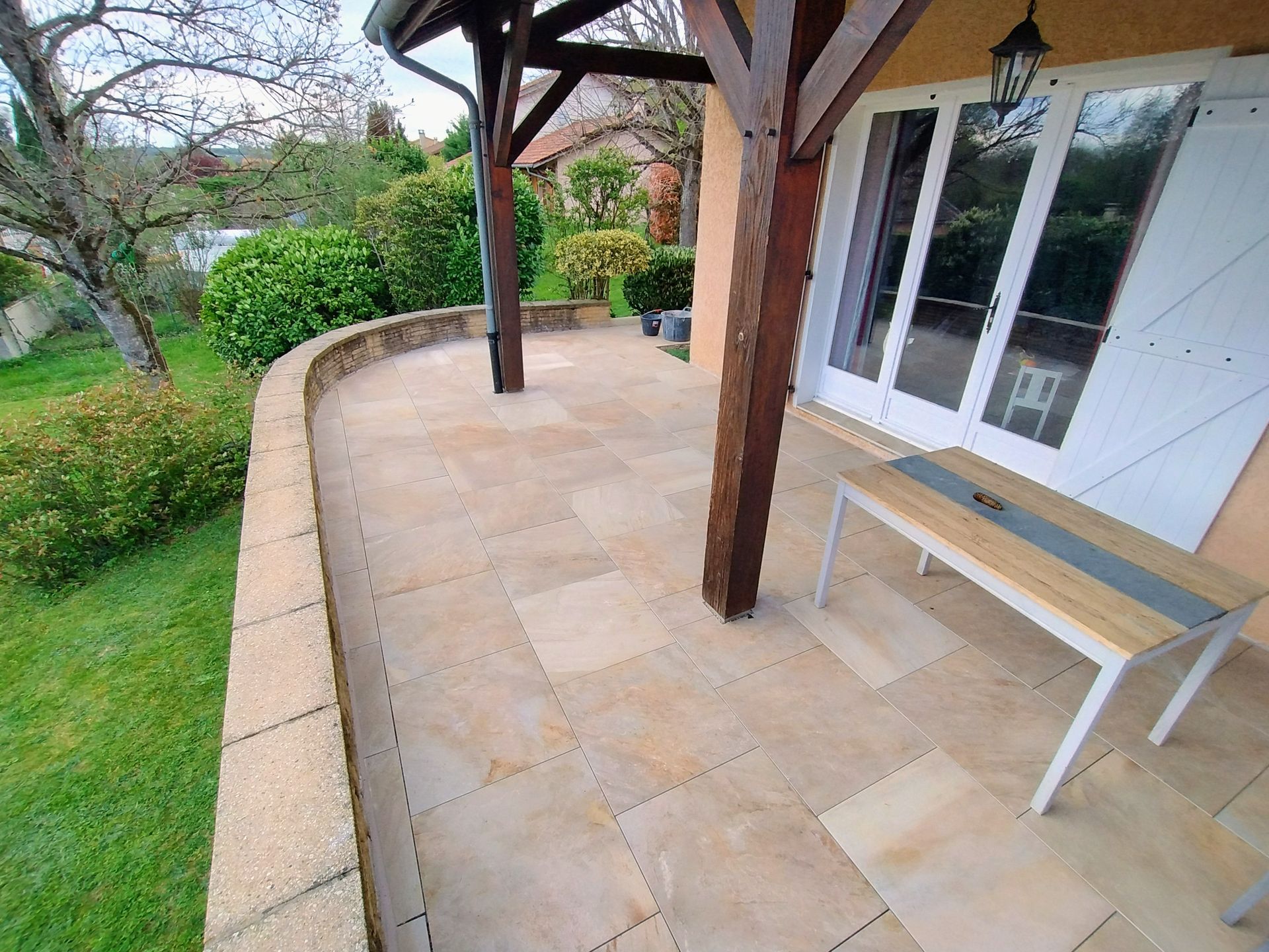 Création de terrasse avec pose de carrelage à Vienne