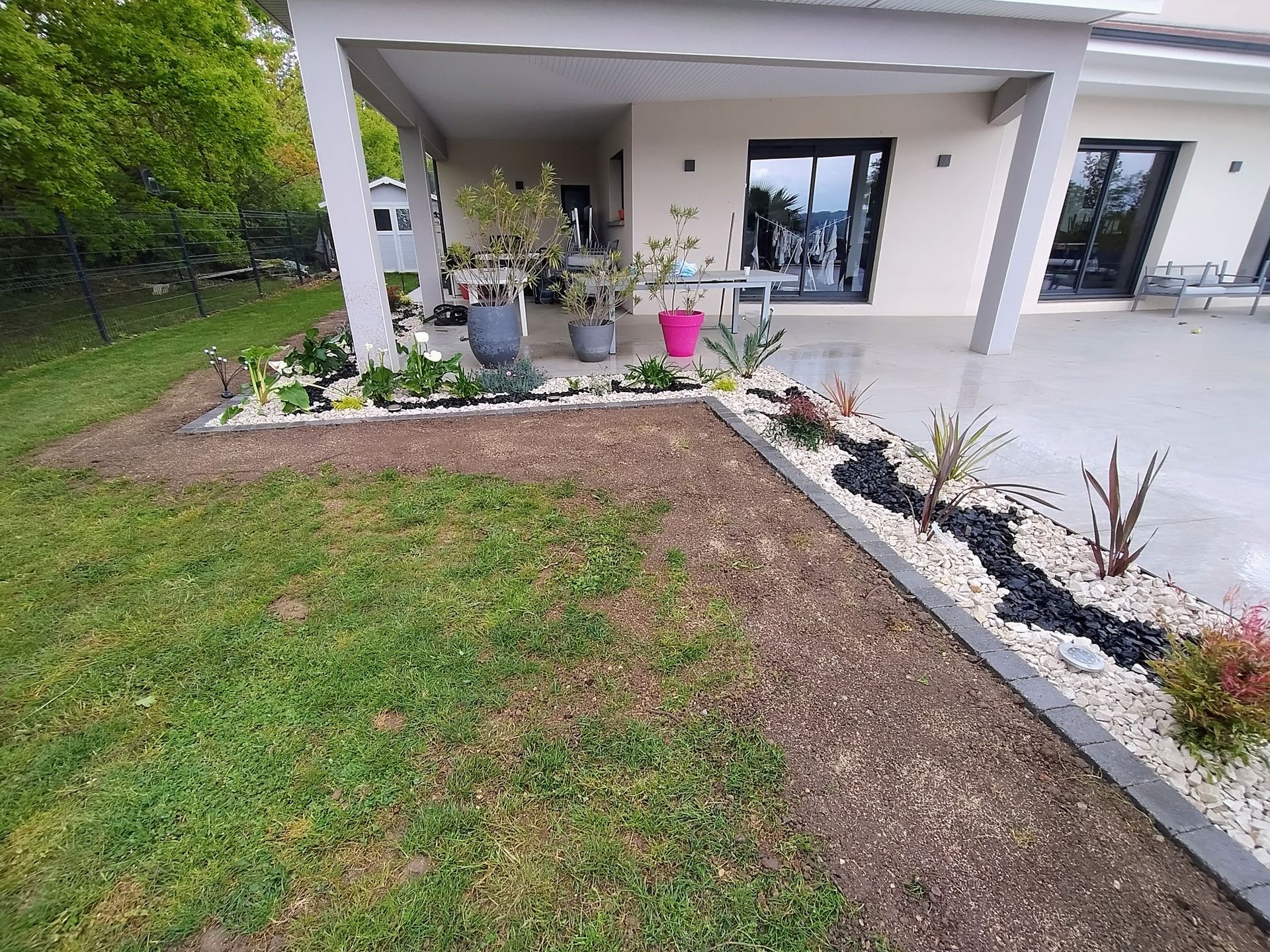 Création de zone de plantation autour d'une terrasse