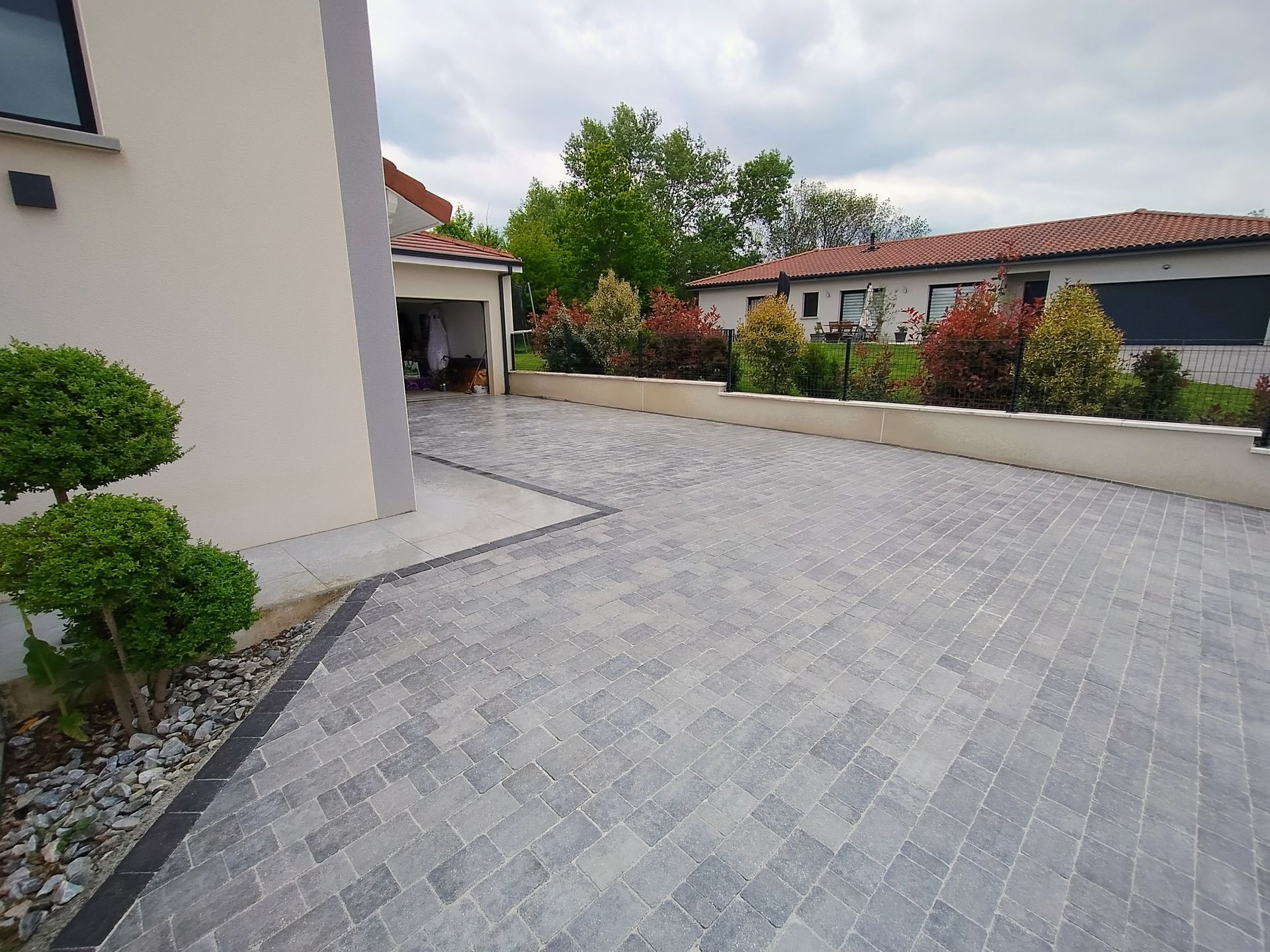 Pose de pavés gris dans une propriété de Vienne par ETS ROBELLETS