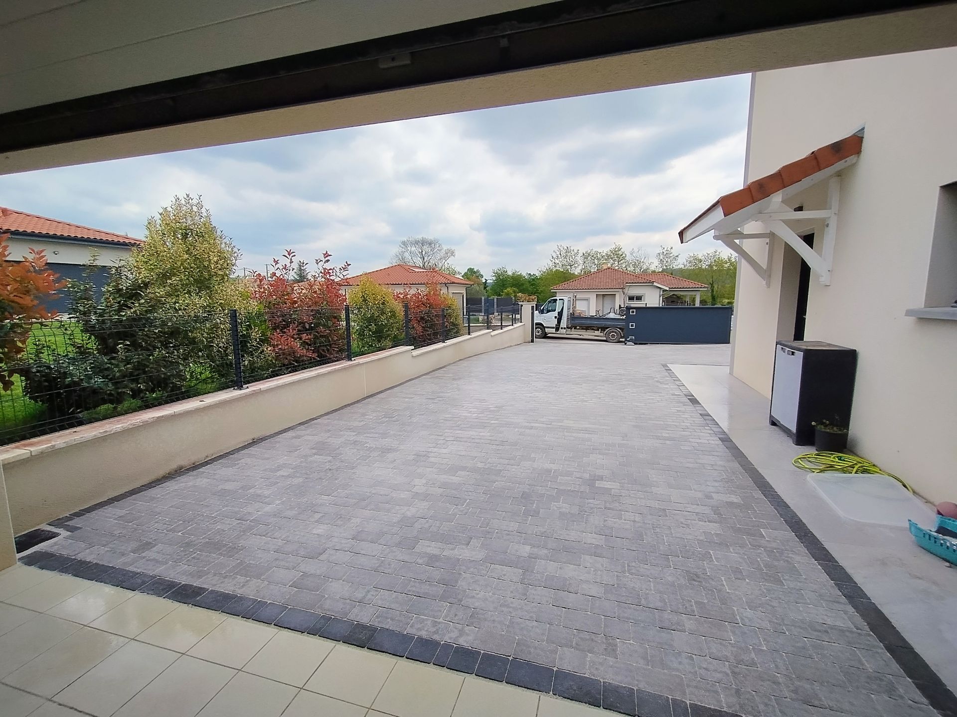 Pose de dallage dans une allée de garage par ETS ROBELLETS