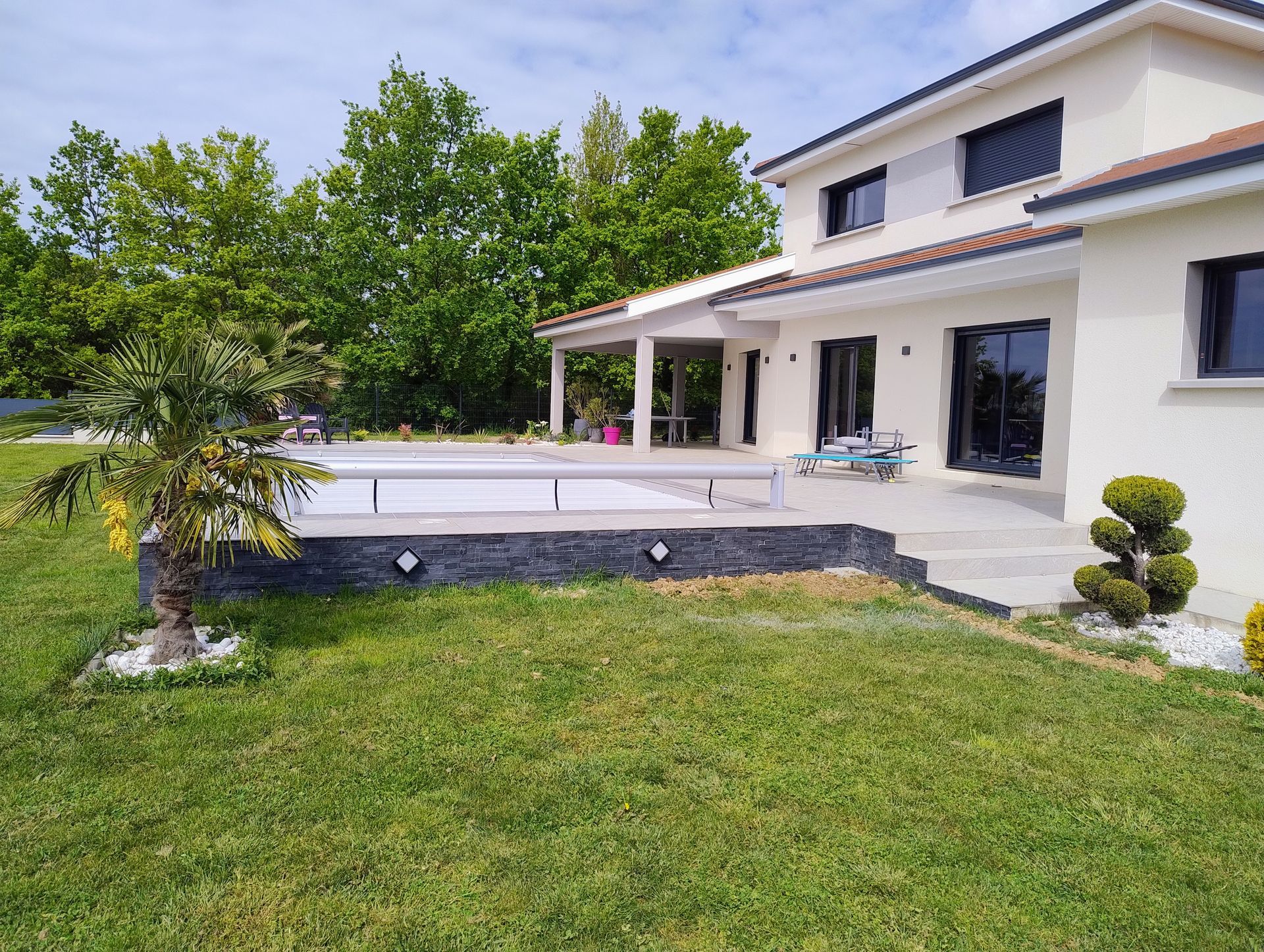 Création de terrasse avec piscine et aménagement extérieur par ETS ROBELLETS