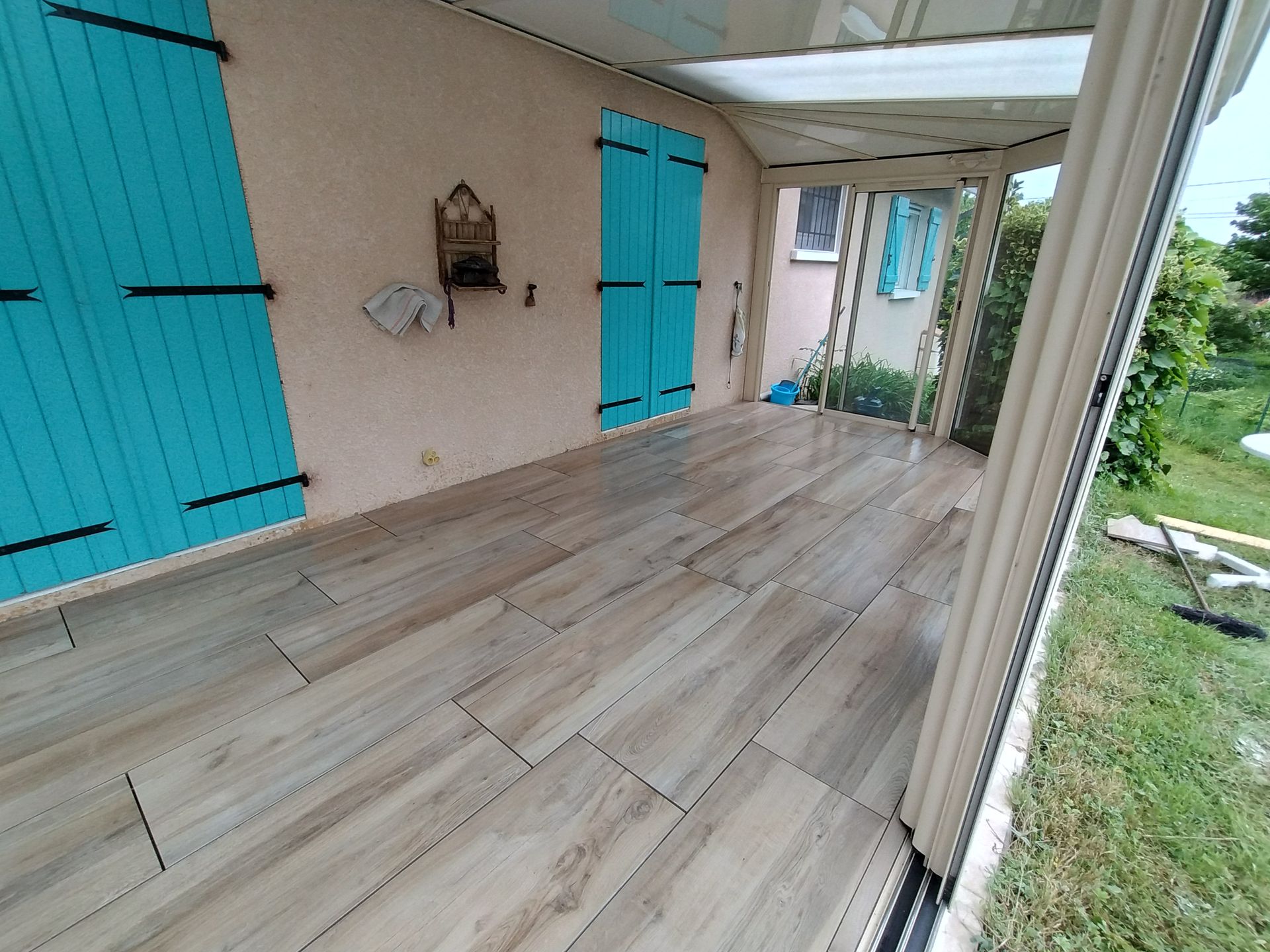 Pose de carrelage dans une véranda par les artisans d'ETS ROBELLETS