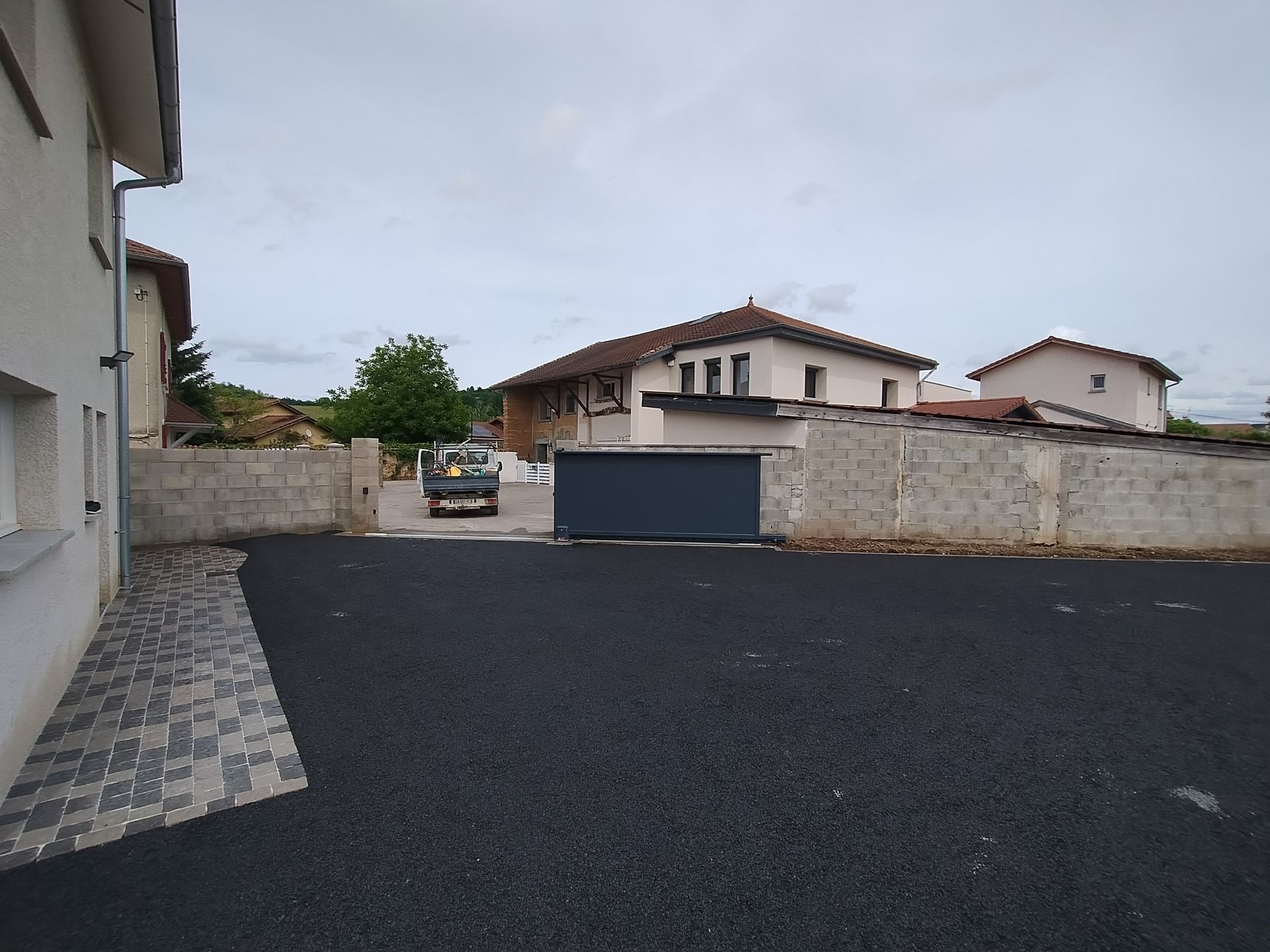 Pose d'enrobé et création de mur d'enceinte à Vienne