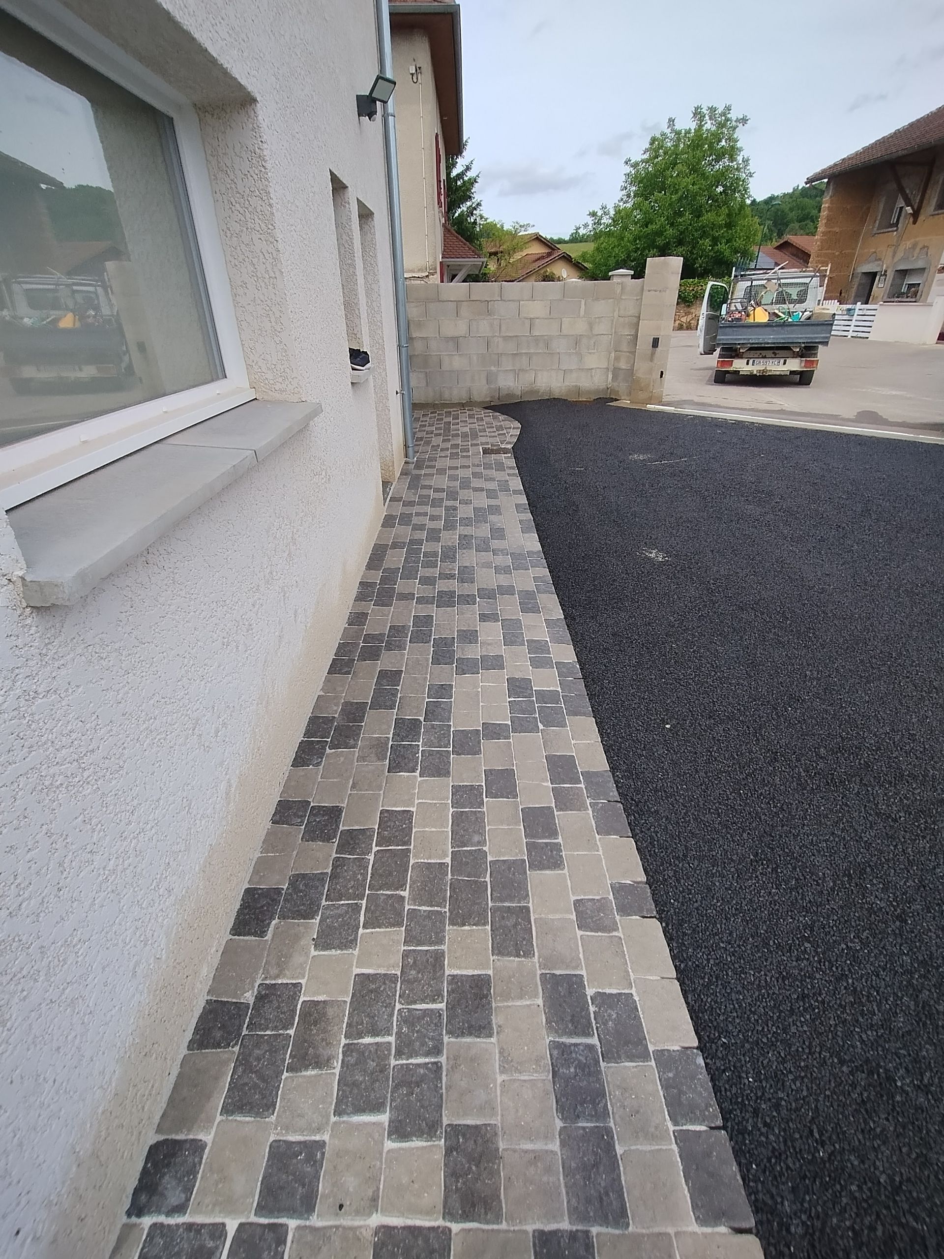 Ligne de pavés autour d'une maison à Vienne