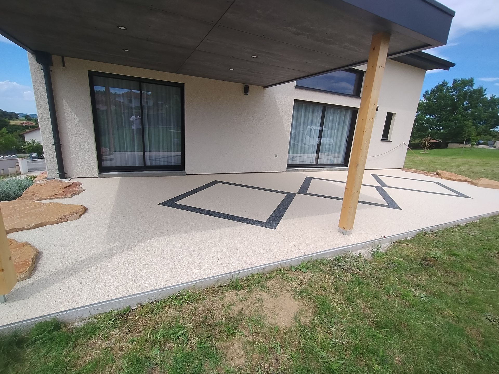 Construction de terrasse pose d'enrobé blanc et pavés à Vienne