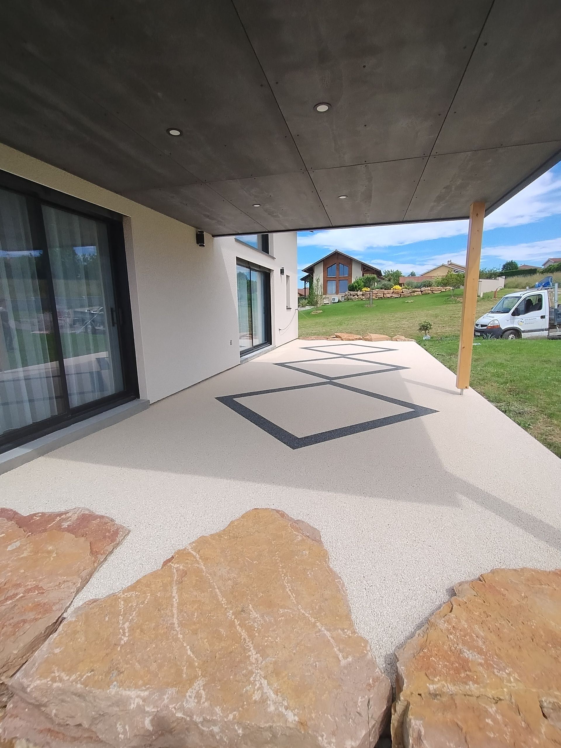 Chantier de Vienne : création de terrasse avec motif central par ETS ROBELLETS