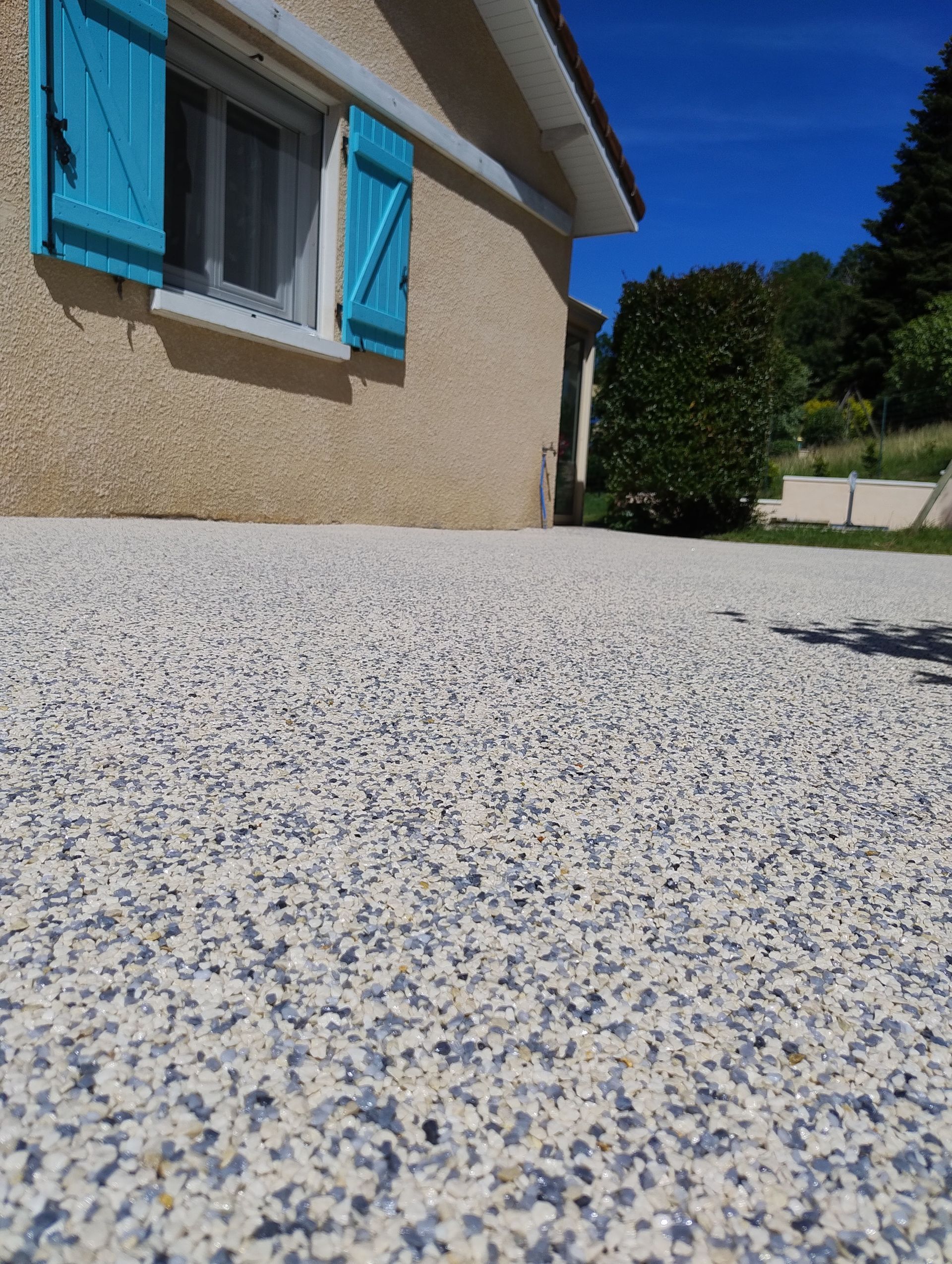 Muret de soutènement en pierres beiges réalisé par ETS Robellet